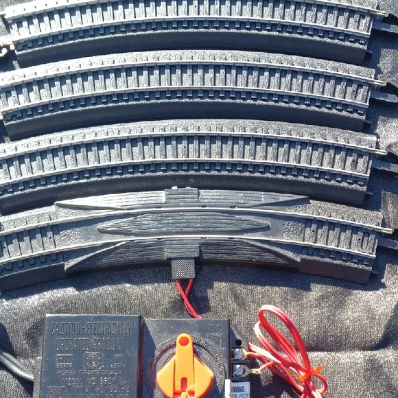 Final Price! HO Scale Train Track Set with Black Tracks and Red Controller - Picture 3 of 6